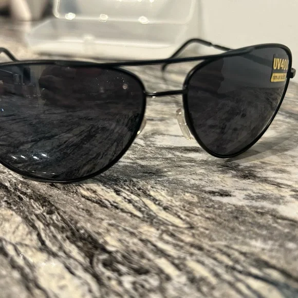 Stylish Black Aviator Sunglasses - Picture 4 of 9